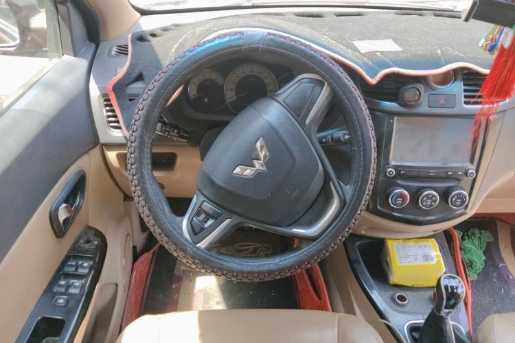 Used Wuling Hongguang 2014 1.5L S Luxury Model Steering Wheel