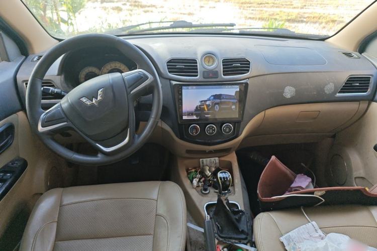 Used Wuling Hongguang 2014 1.5L S Comfort Model Center Console