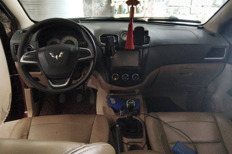 Used Wuling Hongguang 2014 1.5L S Luxury Model Center Console