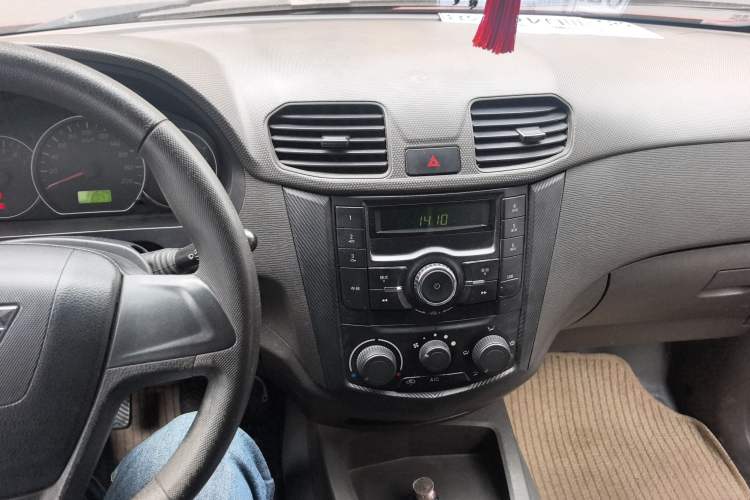 Used Wuling Hongguang 2014 1.2L Standard Model China IV Center Console