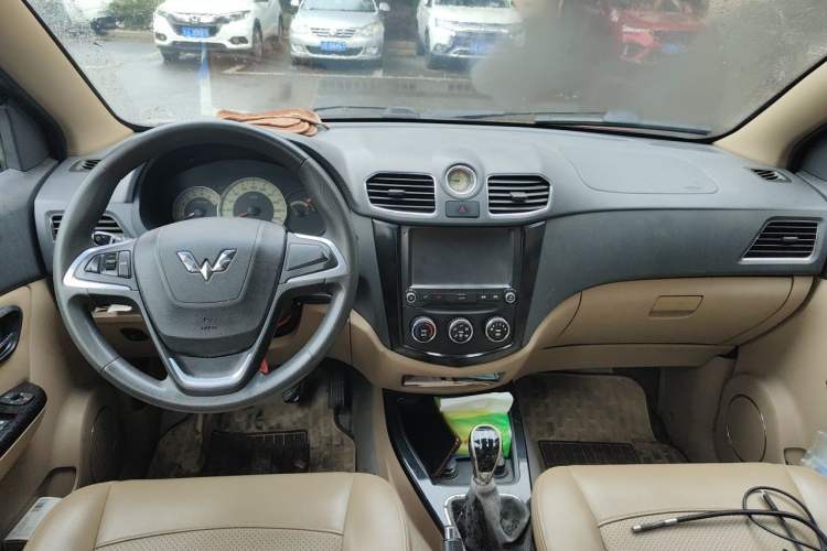 Used Wuling Hongguang 2014 1.5L S Luxury Model Center Console