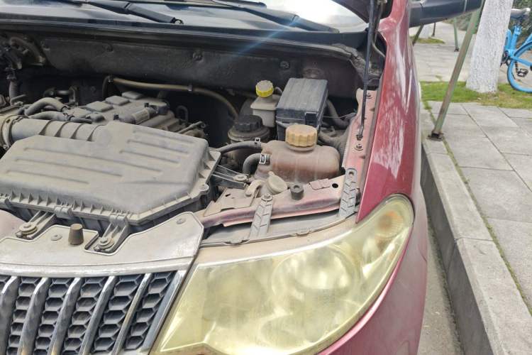 Used Wuling Hongguang 2014 1.5L Base Version Engine Bay Left