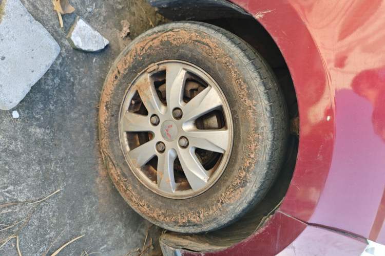Used Wuling Hongguang 2014 1.5L S Comfort Model Right Front Wheel Hub