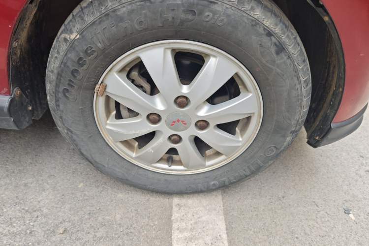 Used Wuling Hongguang 2014 1.5L S Comfort Model Right Front Wheel Hub