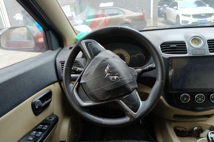 Used Wuling Hongguang 2014 1.2L S Comfort Model China IV Steering Wheel