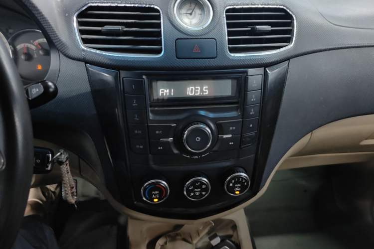 Used Wuling Hongguang 2014 1.5L S Comfort Model Audio And AC Panel