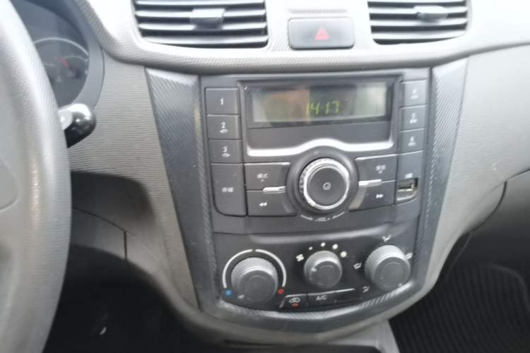Used Wuling Hongguang 2014 1.5L Base Version Audio And AC Panel