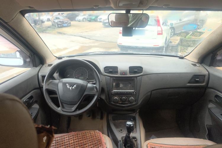 Used Wuling Hongguang 2014 1.2L Base Model China IV Center Console