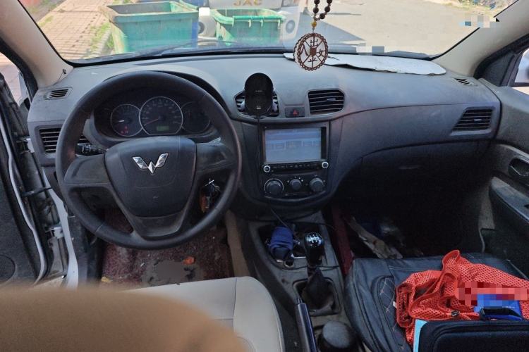 Used Wuling Hongguang 2014 1.2L Standard Model China IV Center Console