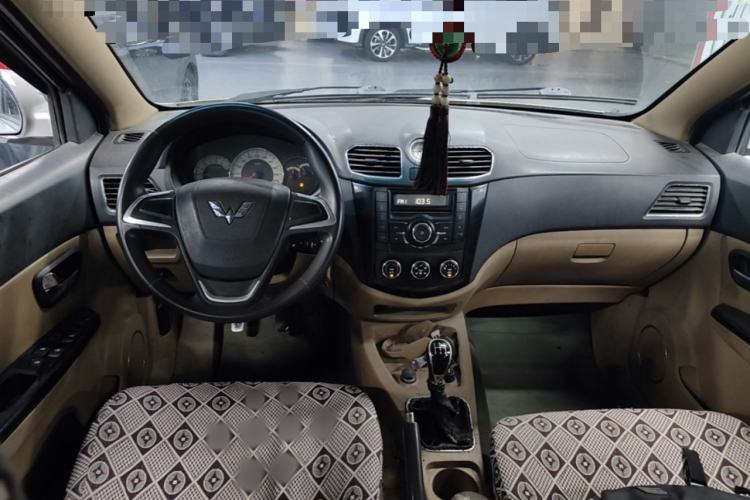 Used Wuling Hongguang 2014 1.5L S Comfort Model Center Console