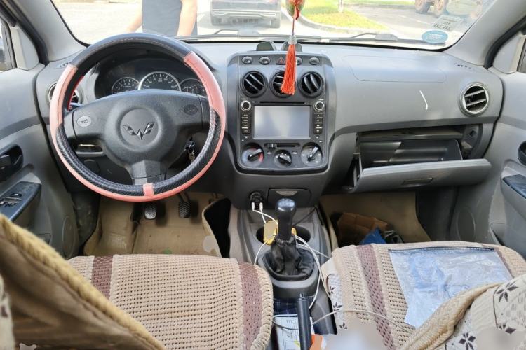 Used Wuling Hongguang 2014 1.2L Base Model China IV Center Console