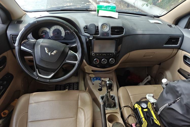 Used Wuling Hongguang 2014 1.5L S Comfort Model Center Console