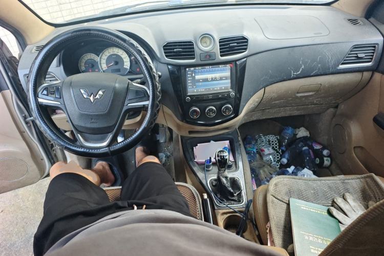Used Wuling Hongguang 2014 1.5L S Luxury Model Center Console