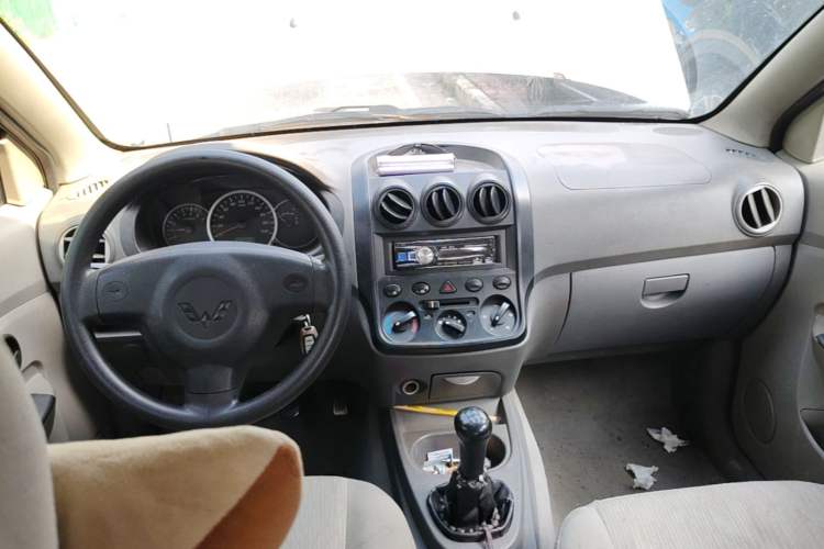 Used Wuling Hongguang 2014 1.2L Base Model China IV Center Console