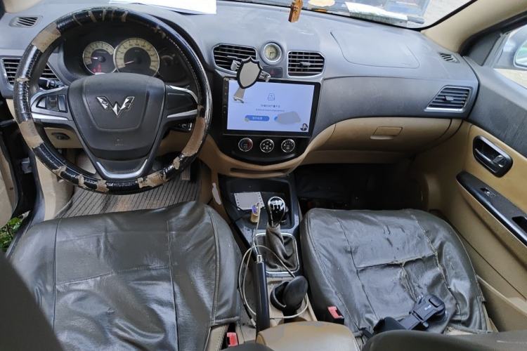 Used Wuling Hongguang 2014 1.5L S Luxury Model Center Console