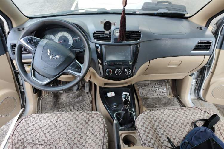 Used Wuling Hongguang 2014 1.5L S Luxury Model Center Console