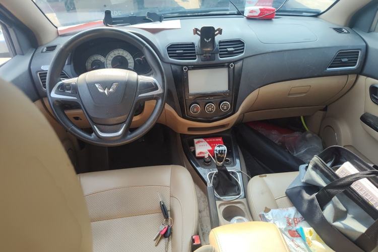 Used Wuling Hongguang 2014 1.5L S Luxury Model Center Console