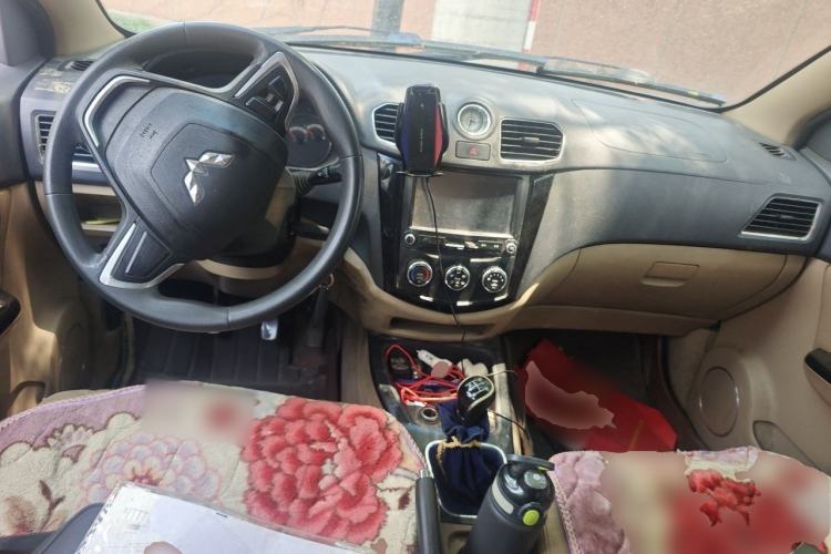 Used Wuling Hongguang 2014 1.5L S Luxury Model Center Console
