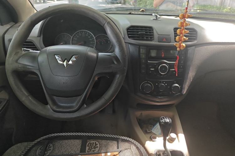 Used Wuling Hongguang 2014 1.2L Standard Model China IV Center Console