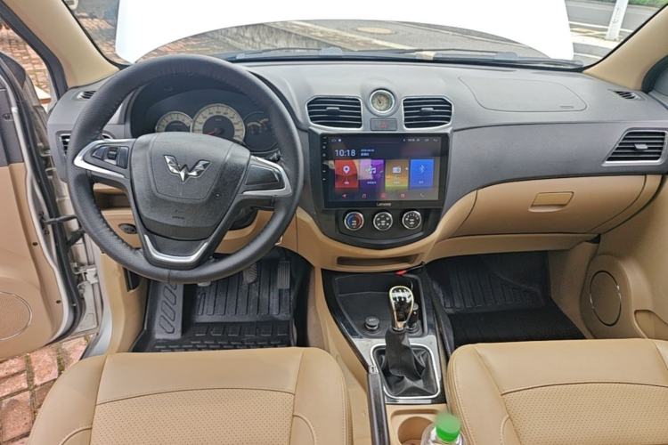 Used Wuling Hongguang 2014 1.5L S Luxury Model Center Console