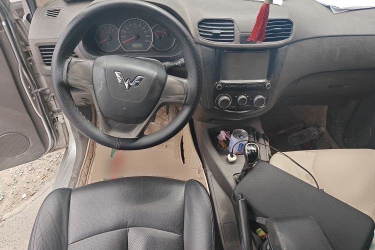 Used Wuling Hongguang 2014 1.5L S Standard Version Center Console