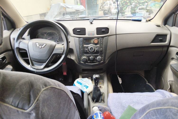 Used Wuling Hongguang 2014 1.5L Standard Version Center Console