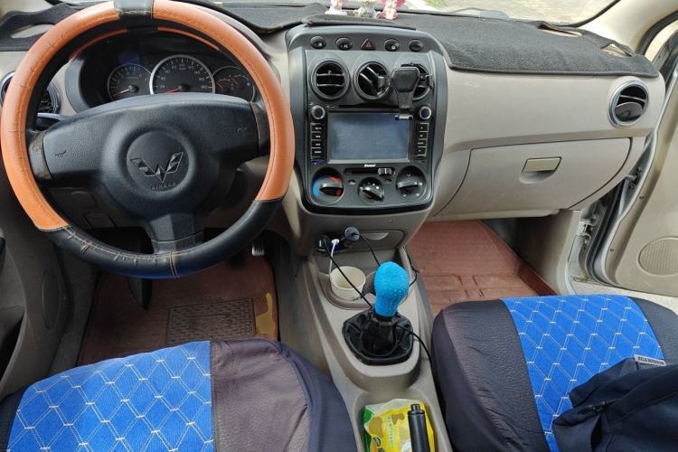 Used Wuling Hongguang 2014 1.2L Standard Model China IV Center Console