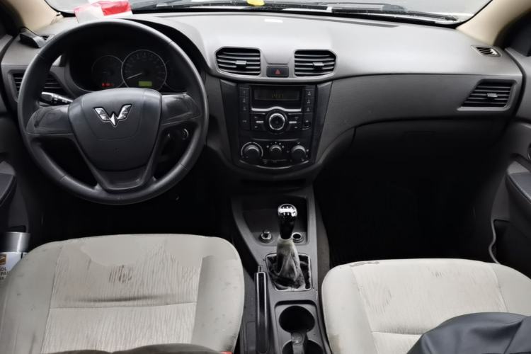 Used Wuling Hongguang 2014 1.5L Base Version Center Console