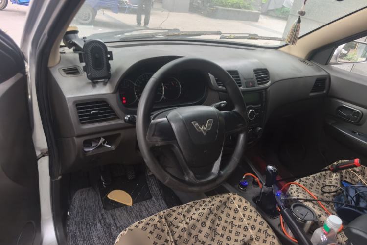 Used Wuling Hongguang 2014 1.2L Standard Model China IV Center Console