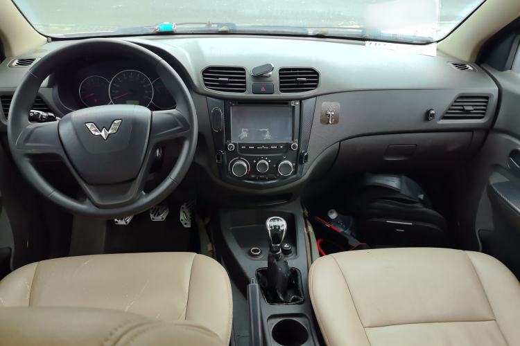 Used Wuling Hongguang 2014 1.5L S Standard Version Center Console