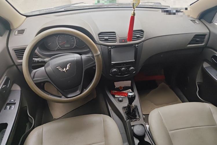 Used Wuling Hongguang 2014 1.5L Standard Version Center Console