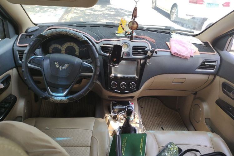 Used Wuling Hongguang 2014 1.5L S Comfort Model Center Console