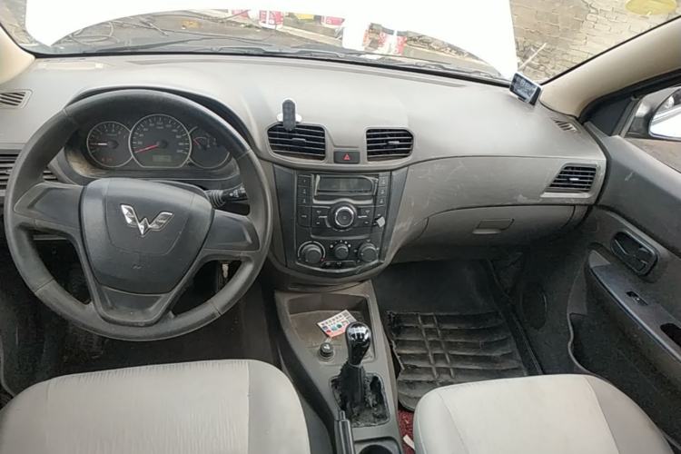 Used Wuling Hongguang 2014 1.2L Base Model China IV Center Console