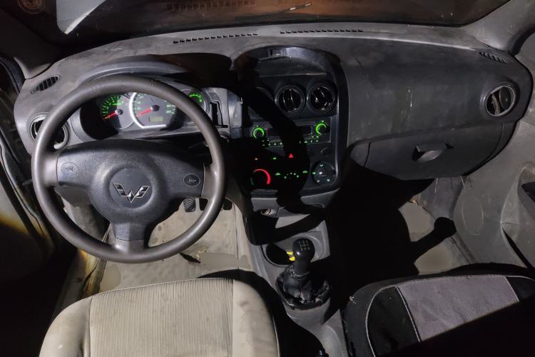 Used Wuling Hongguang 2014 1.2L Base Model China IV Center Console