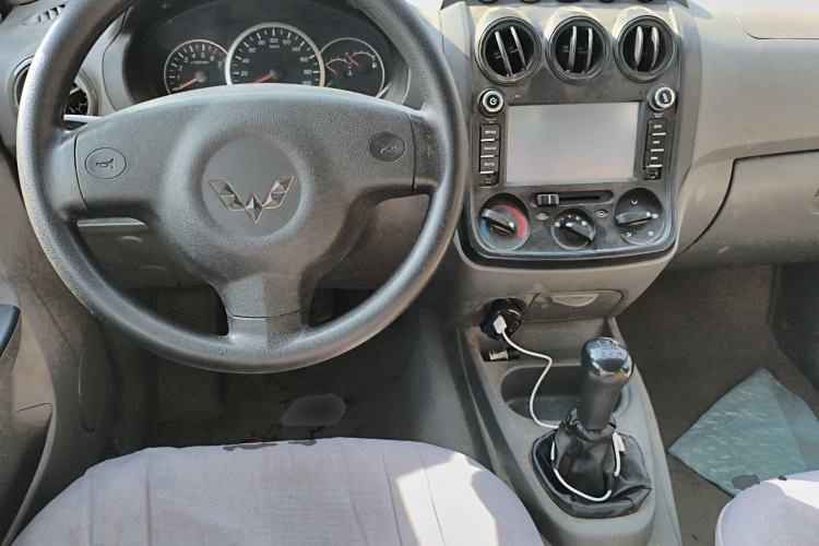 Used Wuling Hongguang 2014 1.2L Base Model China IV Center Console
