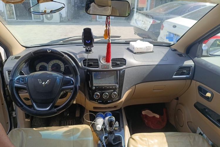 Used Wuling Hongguang 2014 1.5L S Luxury Model Center Console