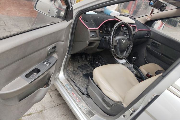Used Wuling Hongguang 2014 1.5L S Standard Version Driver Seat