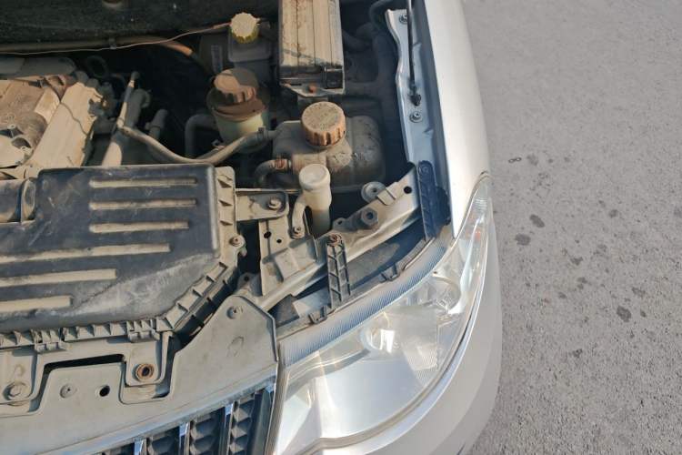 Used Wuling Hongguang 2014 1.5L Standard Version Engine Bay Left