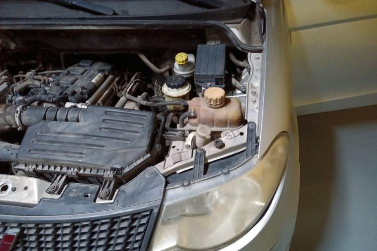 Used Wuling Hongguang 2014 1.5L Base Version Engine Bay Left