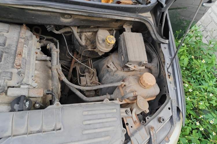 Used Wuling Hongguang 2014 1.5L S Luxury Model Engine Bay Left