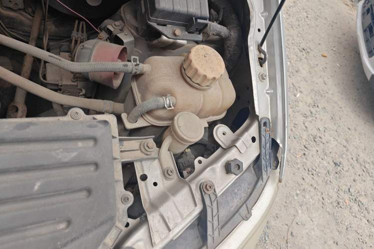 Used Wuling Hongguang 2014 1.5L S Standard Version Engine Bay Left
