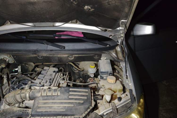 Used Wuling Hongguang 2014 1.5L S Standard Version Engine Bay Left
