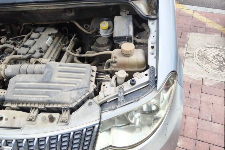 Used Wuling Hongguang 2014 1.5L Standard Version Engine Bay Left