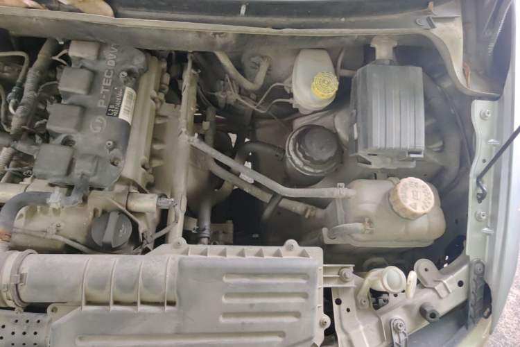 Used Wuling Hongguang 2014 1.5L Base Version Engine Bay Left