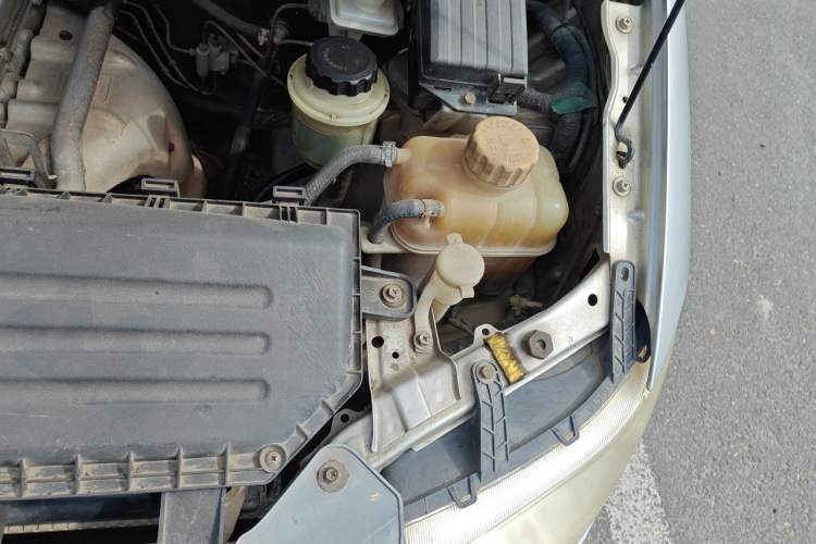 Used Wuling Hongguang 2014 1.2L Standard Model China IV Engine Bay Left