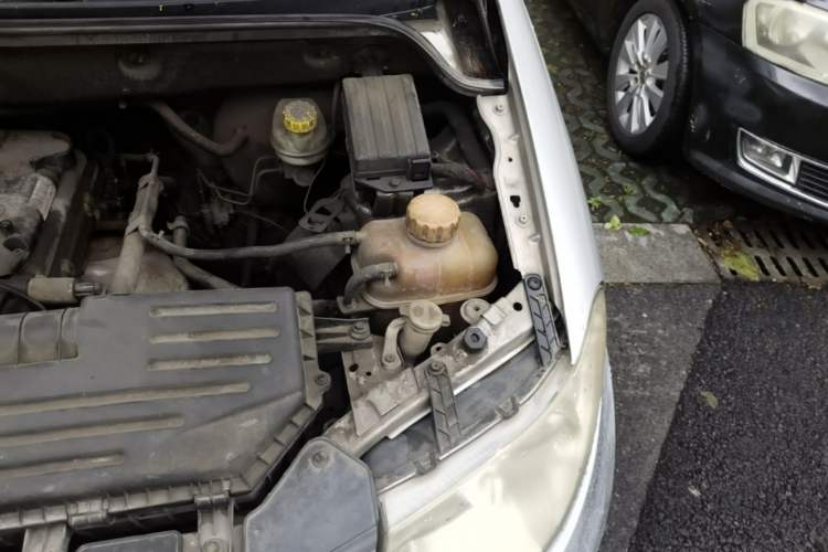 Used Wuling Hongguang 2014 1.5L Base Version Engine Bay Left
