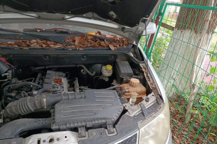 Used Wuling Hongguang 2014 1.5L S Standard Version Engine Bay Left