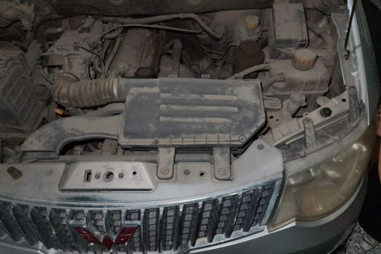 Used Wuling Hongguang 2014 1.2L Standard Model China IV Engine Bay Left