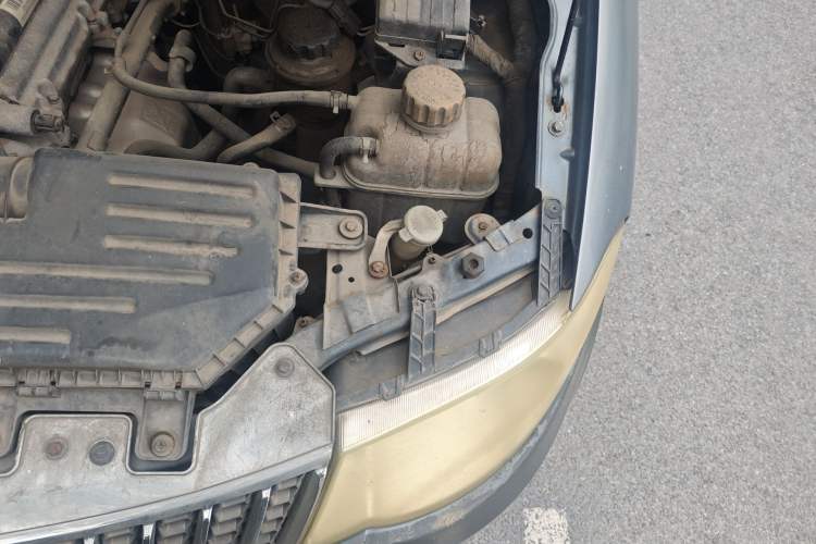 Used Wuling Hongguang 2014 1.5L Base Version Engine Bay Left