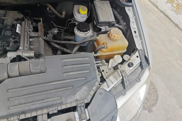 Used Wuling Hongguang 2014 1.5L Standard Version Engine Bay Left